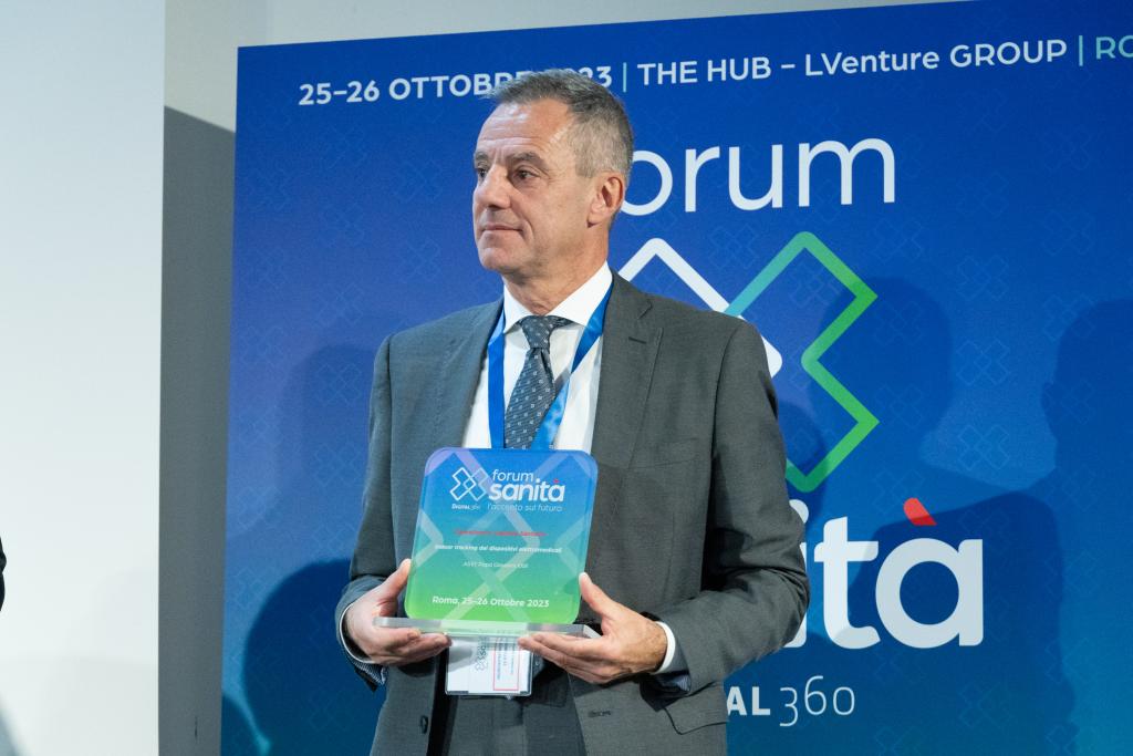 Antonio Fumagalli riceve la targa del Premio Forum Sanità